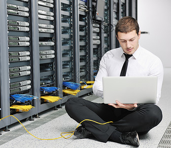 數(shù)字時(shí)代的無形戰(zhàn)場(chǎng) 數(shù)據(jù)入侵與計(jì)算機(jī)網(wǎng)絡(luò)服務(wù)的挑戰(zhàn)